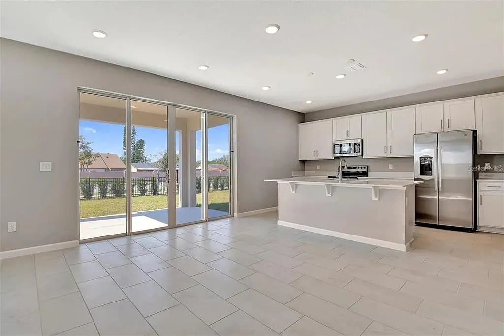 4 bed, 2.5 bath, 2300 sqft, $2,990 — Photo 4