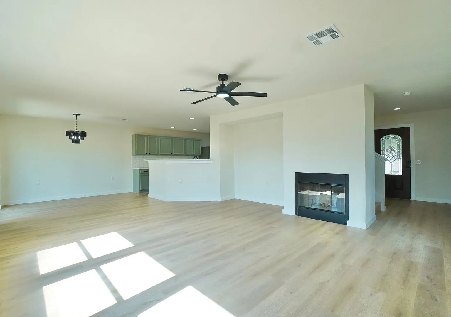 Stunning 3 Bed, 3 Bath Single-Family Residence in Southeast Austin! — Photo 4