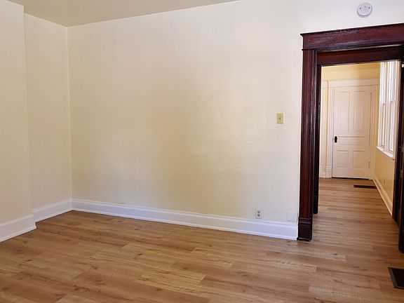 4th image of 1281 Parkway Ave