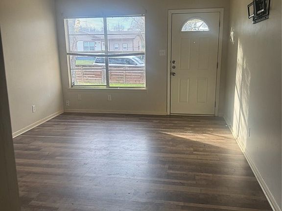 3rd image of 904 Houston St