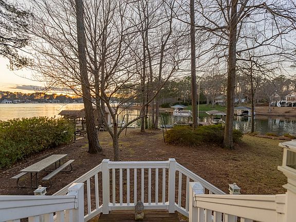 5th image of 204 Waterfront Dr