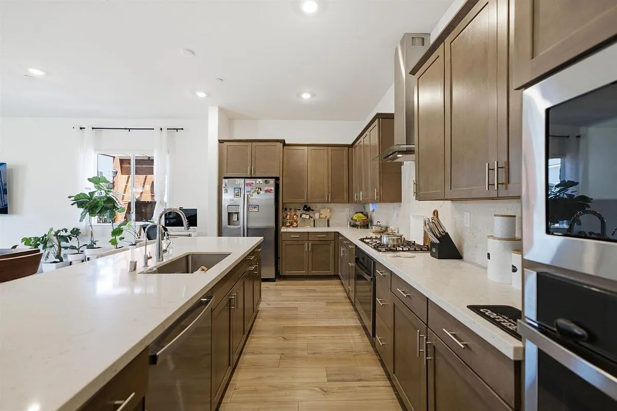 4 bed, 3.0 bath, 2282 sqft, $3,395 — Photo 4