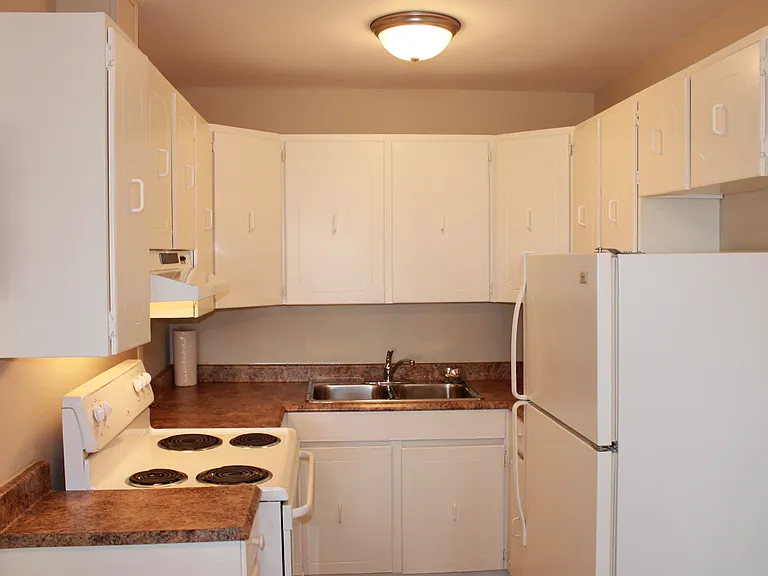 27 Pasadena Cres — Photo 3