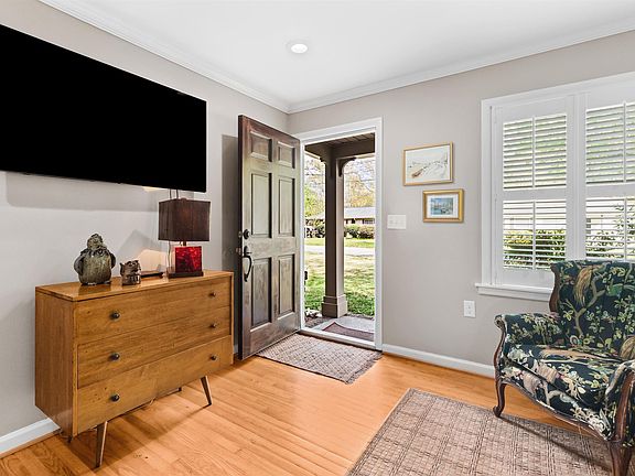 5th image of 404 Rosewood St
