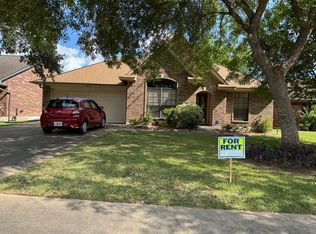 617 Manor Dr, Angleton, TX 77515