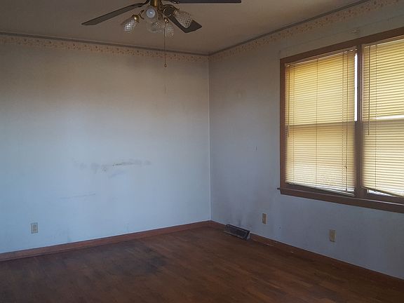 5th image of 711 Fir St