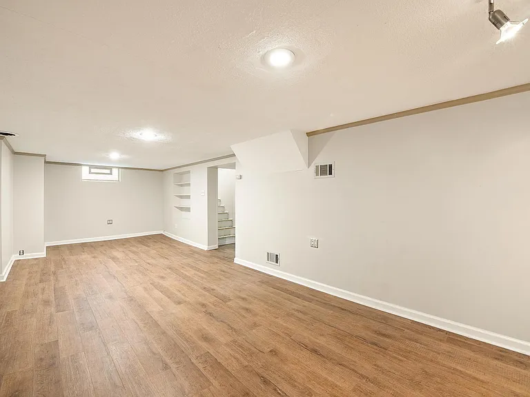 457 E Royal Forest Blvd — Photo 18