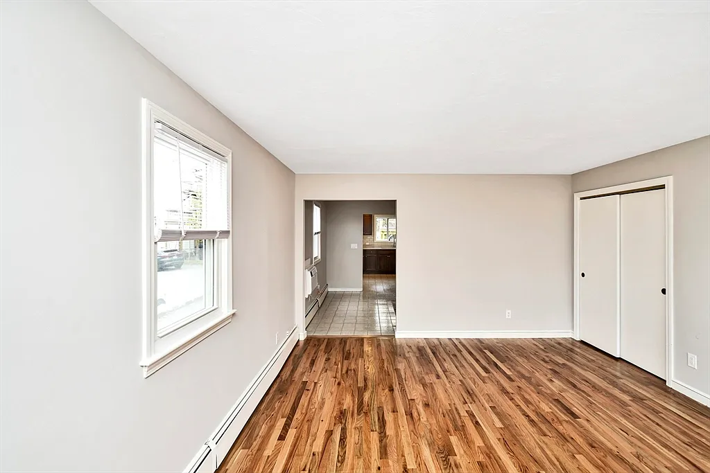 3 bed, 1.0 bath, 1200 sqft, $3,500 — Photo 3