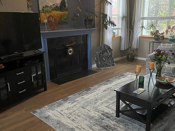 Living room spacious and light