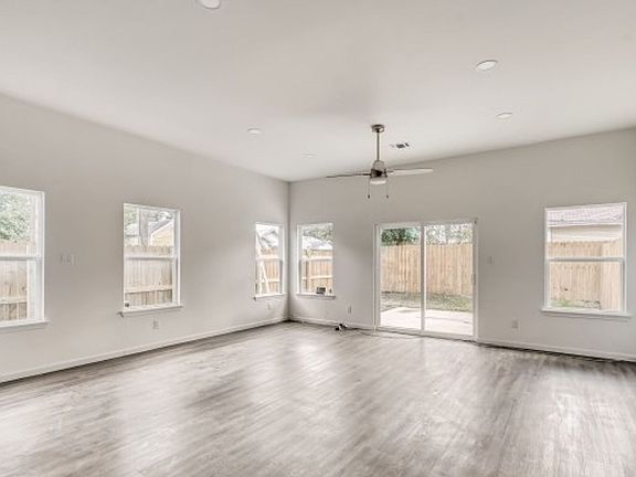 2nd image of 1622 Dakota St