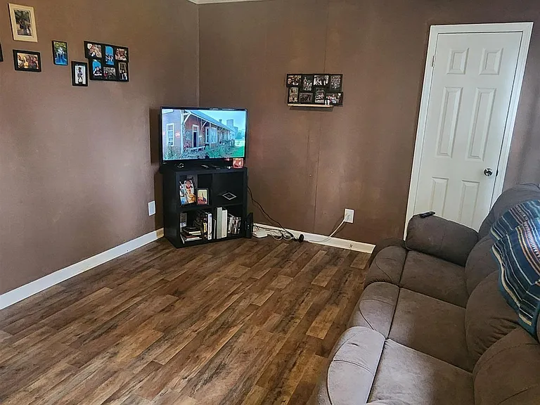 313 Vienna St — Photo 3