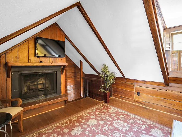 519 E York St — Photo 12
