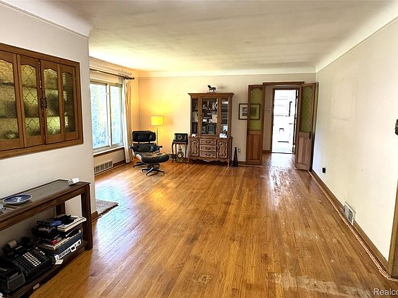5th image of 18947 Whitby St