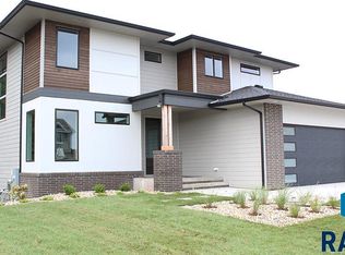 504 S Sassafras Cir, Circle Sioux Falls, SD 57110