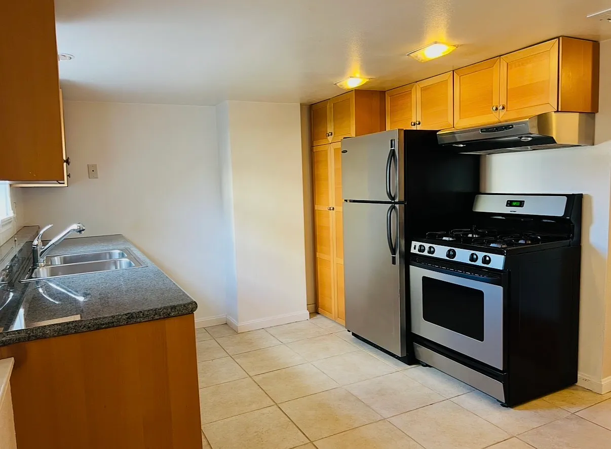 1/2 Clinton Ave, Alameda — Photo 1