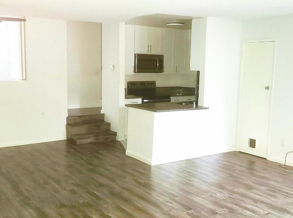 1st image of 909 Westbourne Dr #6