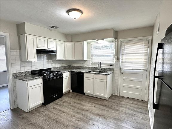 3rd image of 700 Cordova St