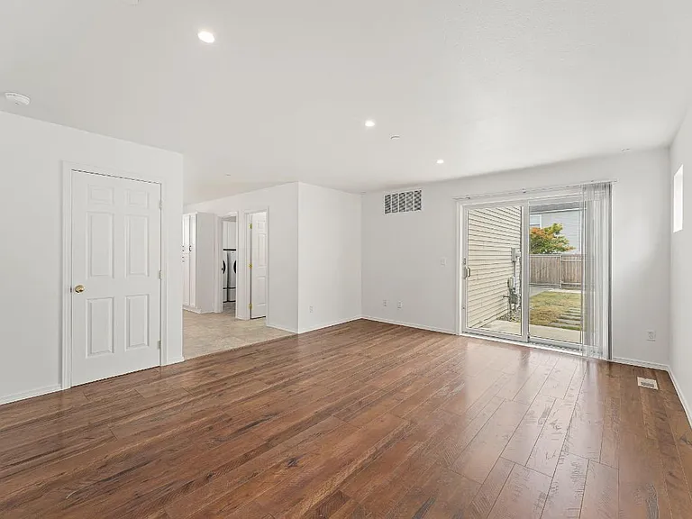 2429 Tolmie Ave — Photo 20