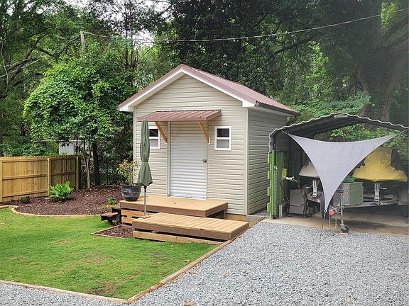 3rd image of 422 Gaston Ave