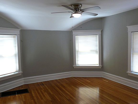 3rd image of 136 Elgin Ave #2S