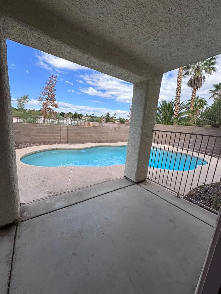 5 bed, 3697 sqft, $3,230 — Photo 4