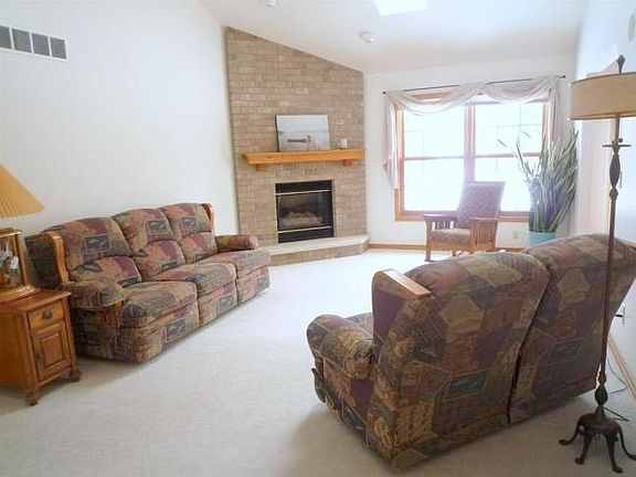 3rd image of 1133 Woodcrest Dr