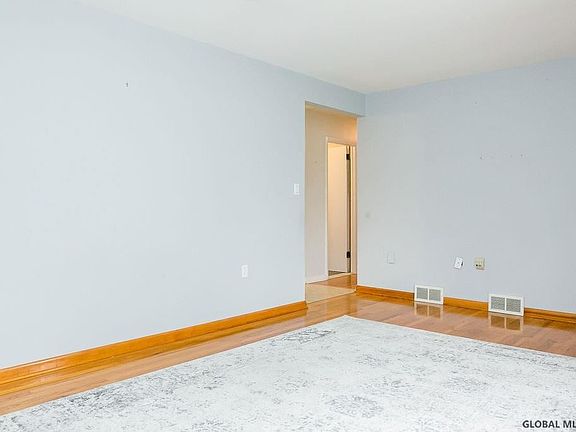 4th image of 171 Vaughn Dr