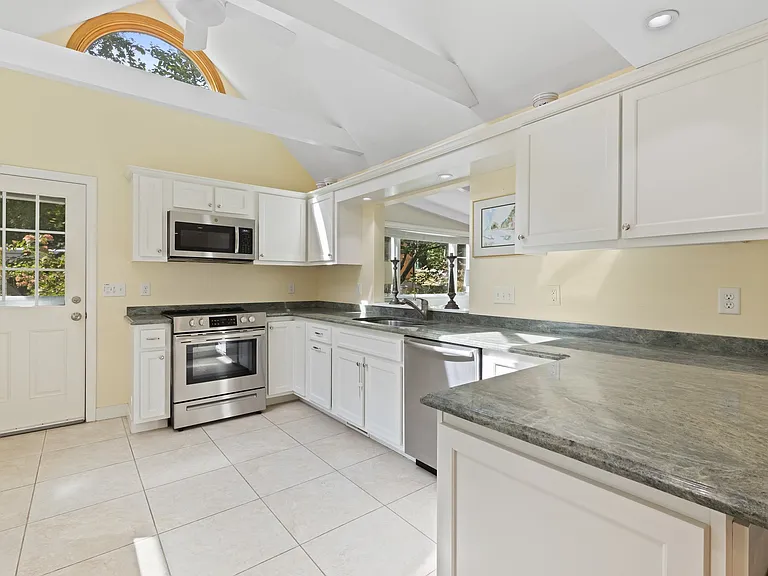 4 Wildwood Ave — Photo 4