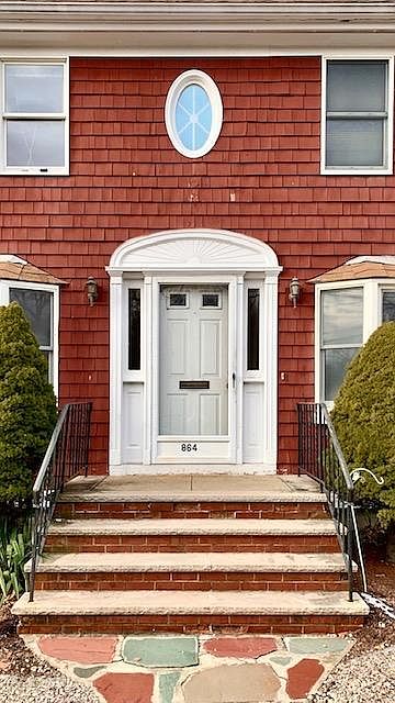 2nd image of 864 Bedford St