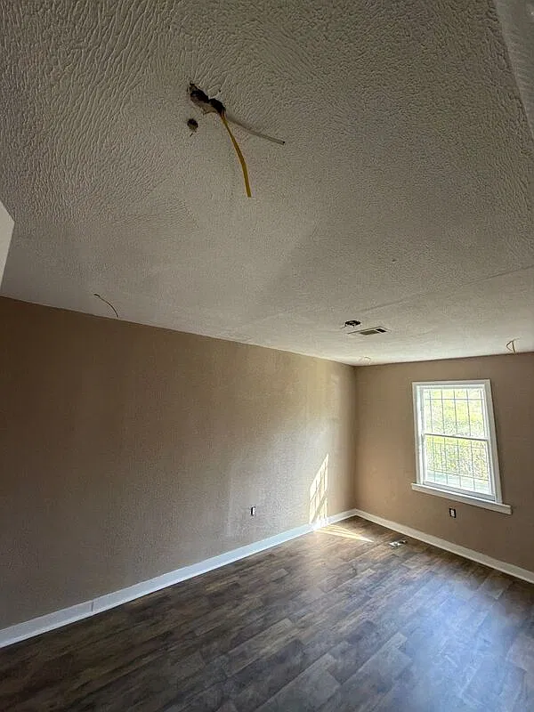 3 bed, 1.5 bath, 1165 sqft, $995 — Photo 2