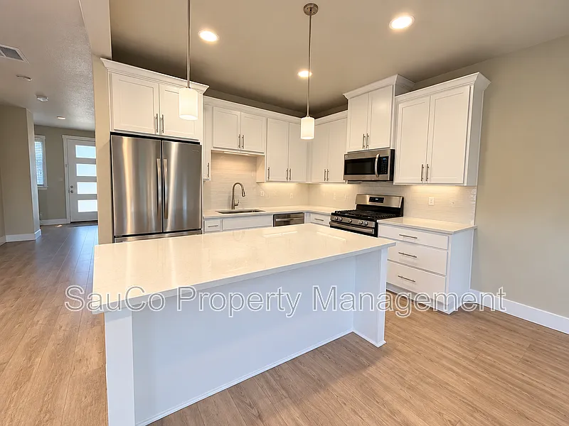 4 bed, 4.0 bath, 2122 sqft, $2,800 — Photo 3
