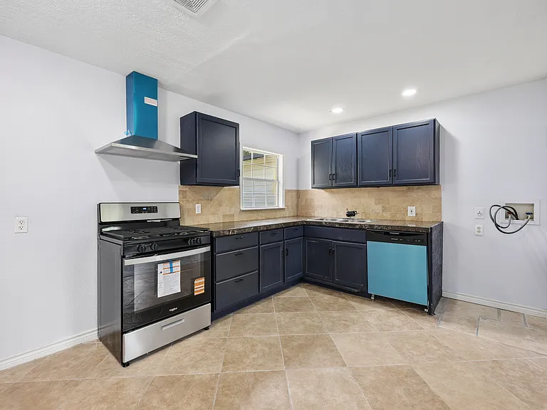 821 Travis St — Photo 9