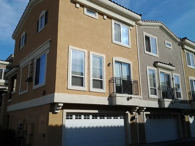 $0 First Month! Spacious 2BR/2.5BA Gated Townhome w/ 2-Car Garage & Pool — Photo 2