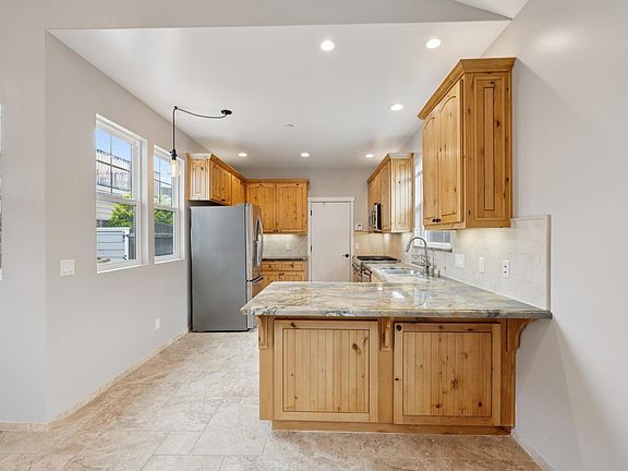 4th image of 275 Poplar St