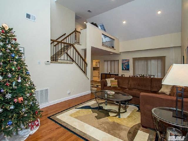 1st image of 169 Southgate Cres