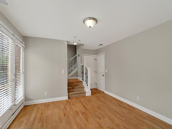 5th image of 515 E New York St
