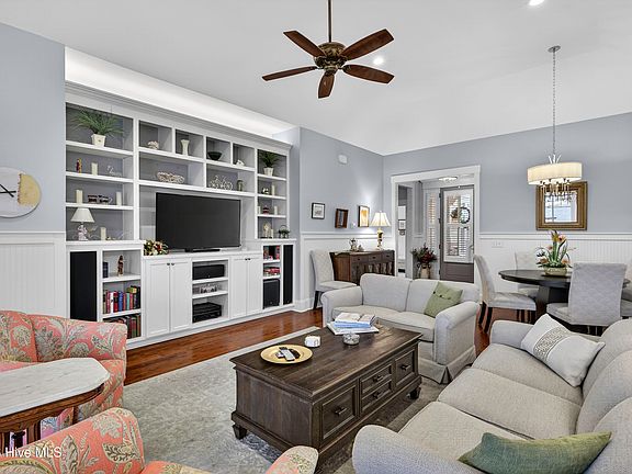4th image of 8290 Cabana Court NE
