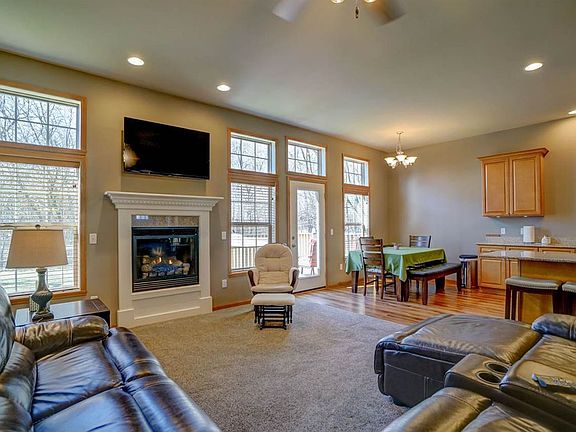 3rd image of 934 E Meadow Cir