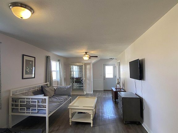 3rd image of 710 Avenue D E