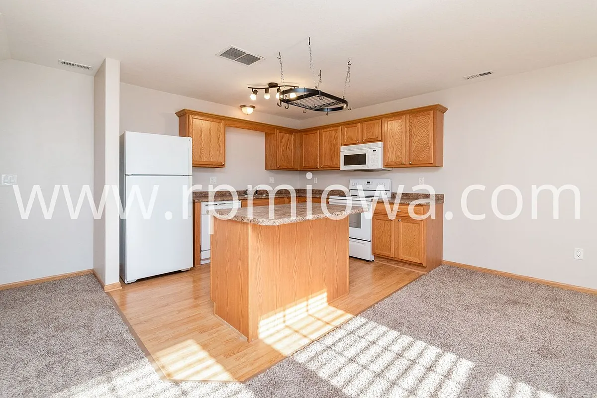 Building Photo - 3181 SW Sharmin Ln