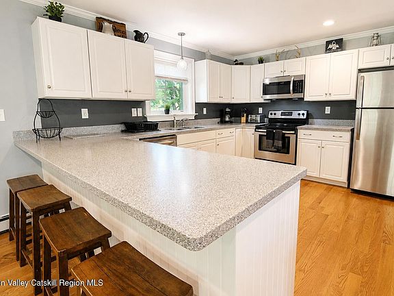 4th image of 29 Maple Avenue