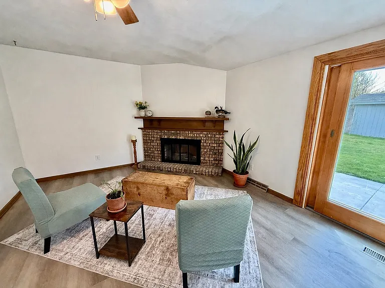 2315 N Claremont Dr — Photo 5