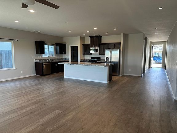 4th image of 1747 Old Oak Dr