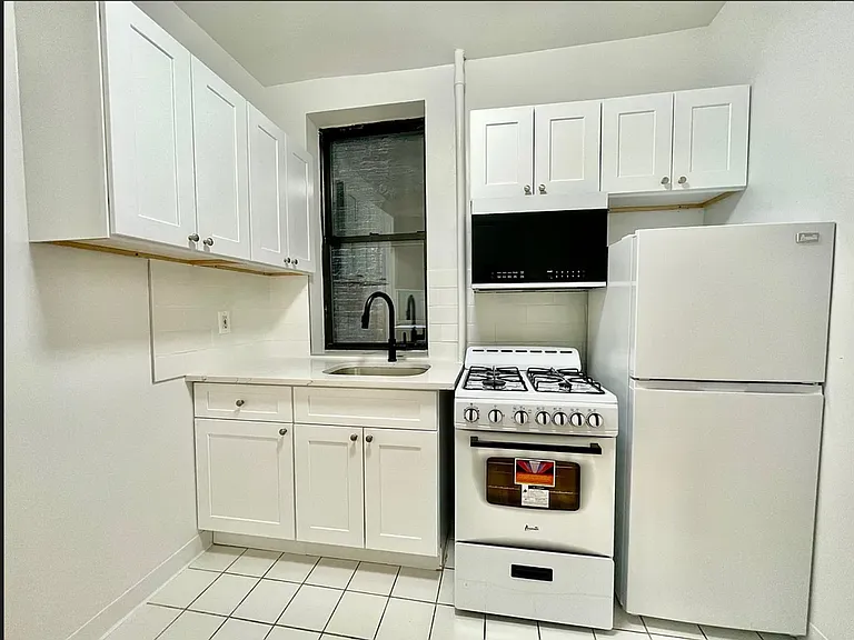 638 E 14th St #5 — Photo 2
