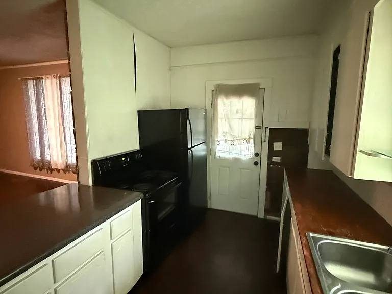 214 Yeates St — Photo 7