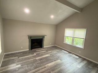 3555 SW Cambridge Ave, Topeka, KS 66614