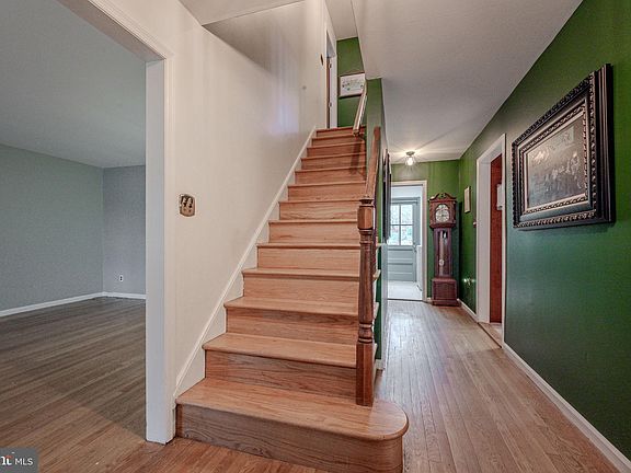 3rd image of 31 Blue Jay Dr