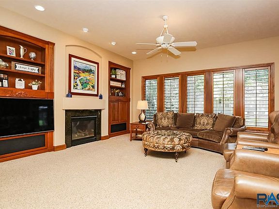 5th image of 101 W Carmel Ln