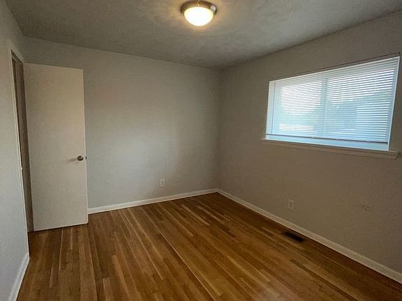 5th image of 1625 W Pembroke Ave #31