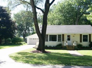 72 Woodbine Dr, Crystal Lake, IL 60014